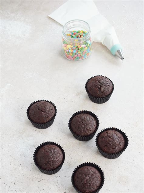 Fotografía de cupcakes de chocolate recién horneados, listos para decorar.