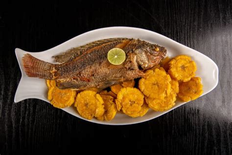 Plato de pescado frito con acompañamiento tradicional chileno