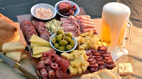 Mesa con una picada argentina variada, incluyendo quesos, fiambres y acompañamientos