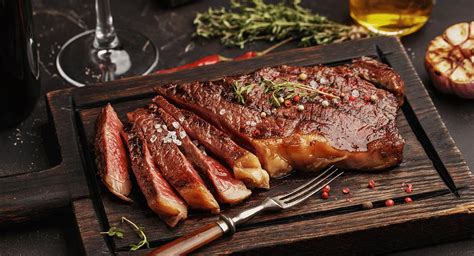 Detalle de lonjas de carne a la llanera perfectamente cortadas y presentadas