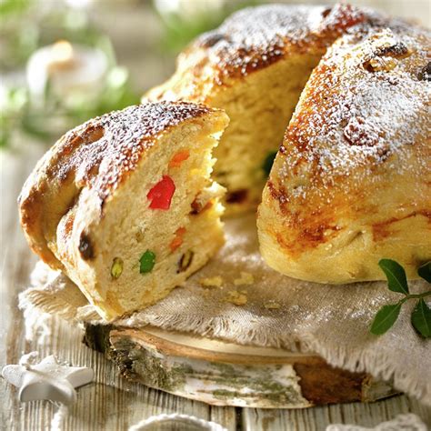 Pan de Pascua casero con trozos de frutas confitadas y frutos secos