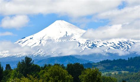 Vista panorámica de Villarrica, destacando su entorno natural y agrícola.