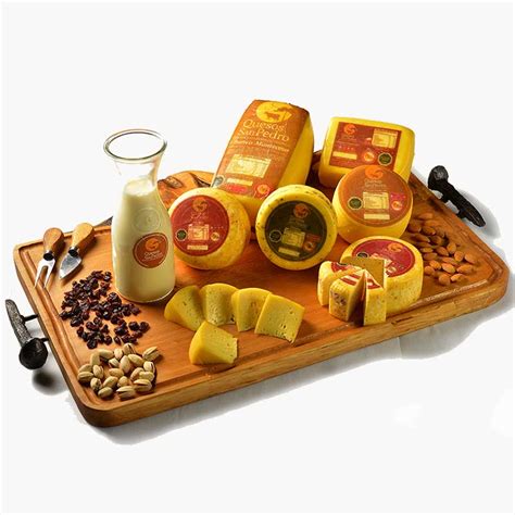 Imagen de varios quesos de Quesos San Pedro listos para ser enviados.