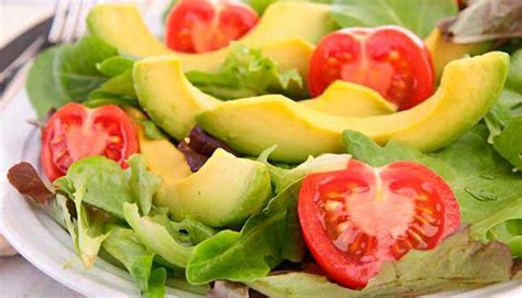 Foto de una ensalada fresca con choclo, palta, lechuga, tomate y vegetales asados