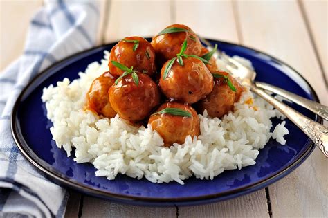 Plato de albóndigas de carne con arroz o pasta