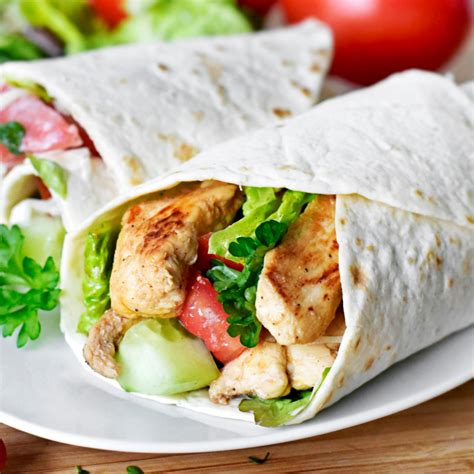 Imagen de fajitas recién hechas con palta fresca, tomates picados y tortillas doradas en un plato artesanal
