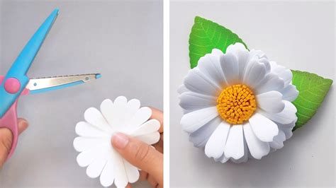 Proceso de montaje de pétalos y centro de una flor de goma EVA en un palito de brocheta.