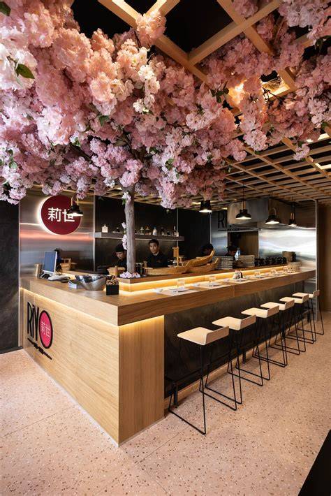 Celebridades saliendo de un restaurante de sushi exclusivo en Los Ángeles