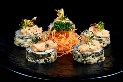 Plato de sushi fusión con ingredientes mediterráneos de Art&Sushi