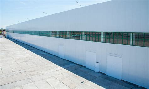 Ejemplo de aplicación de panel sándwich en una nave industrial