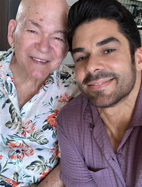 Jerry Rivera joven junto a sus padres músicos en un escenario