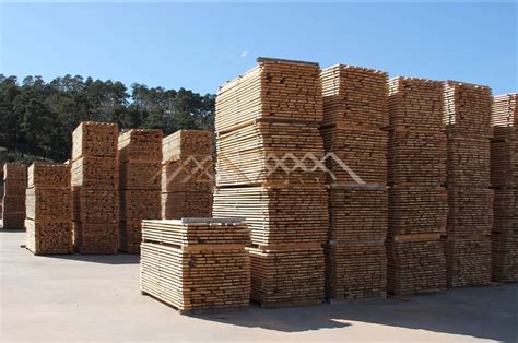 Fotografía de madera apilada al aire libre con separadores para secado natural