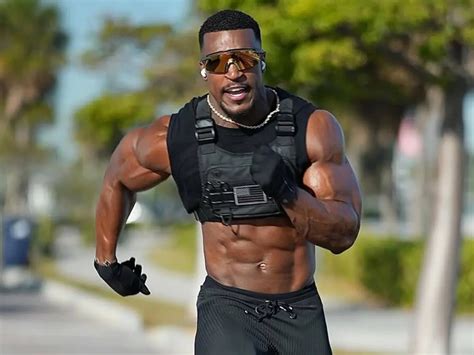 Ashton Hall, influencer fitness en una pose característica