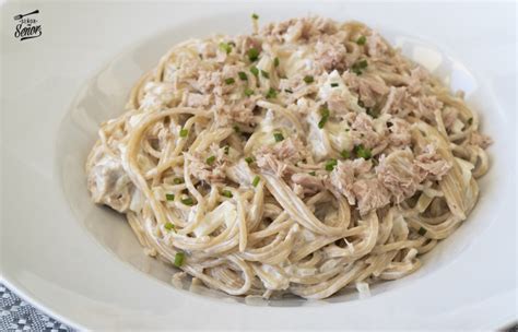 Plato de spaghetti con crema de atún servido en un plato hondo