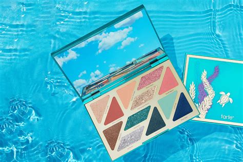 Diseño exterior de la paleta Tarte High Tides & Good Vibes con la tortuga y el agua en movimiento