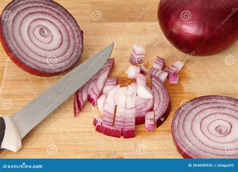 Foto de una cebolla cortada con su bulbo