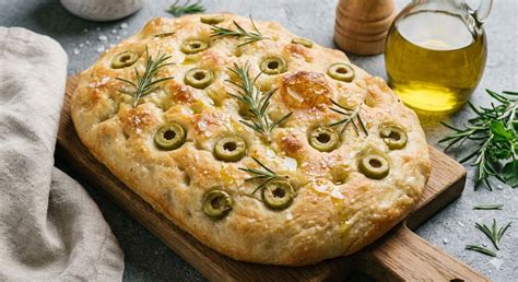 Foto de pan de aceitunas vegano, mostrando su textura y color dorado