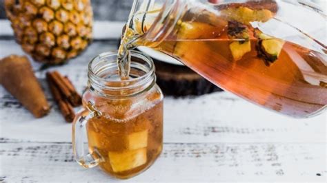 Variedad de bebidas elaboradas con cáscara de piña: té, agua y fermentado
