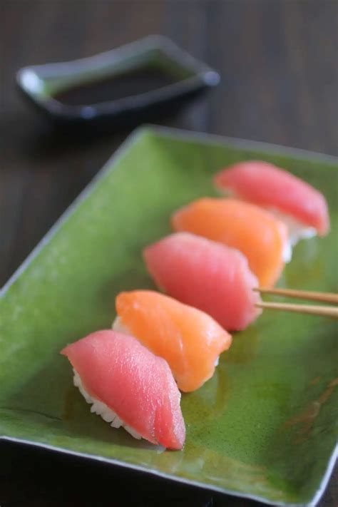 Sushi nigiri con una pequeña cantidad de wasabi entre el arroz y el pescado