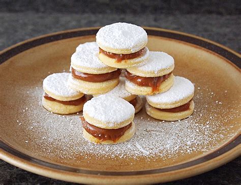 Tienda de dulces tradicionales peruanos con alfajores en exhibición