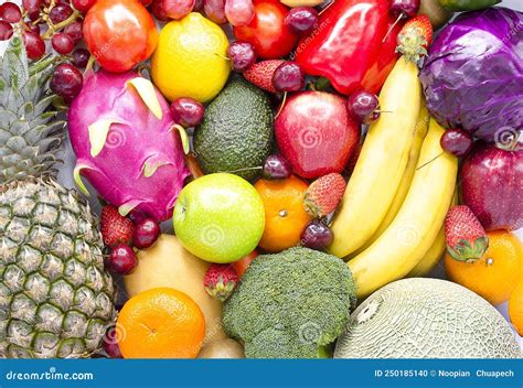 cesta de frutas y verduras frescas variadas, incluyendo aguacates y jengibre