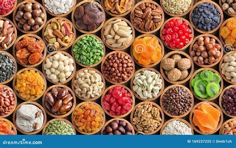 surtido de frutos secos y semillas variadas en cuencos