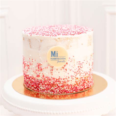 Variedad de tortas de cumpleaños sin gluten decoradas