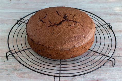 Esquema comparativo de las capas de la Tarta Sacher: bizcocho, mermelada y cobertura.
