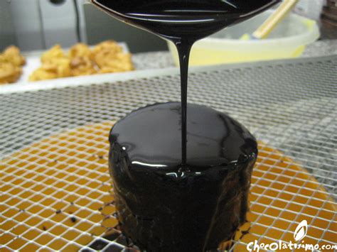 Primer plano de un glaseado de chocolate brillante y liso sobre una tarta.
