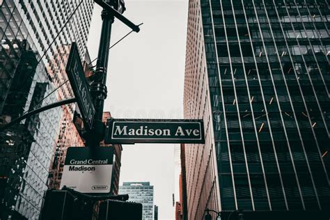 Fotografía del Hotel Winslow en la Avenida Madison, Nueva York, con un aspecto lúgubre y una letra de su letrero faltante