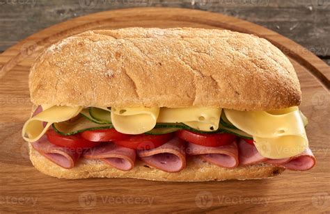 Fotografía de un sándwich preparado con pan ciabatta