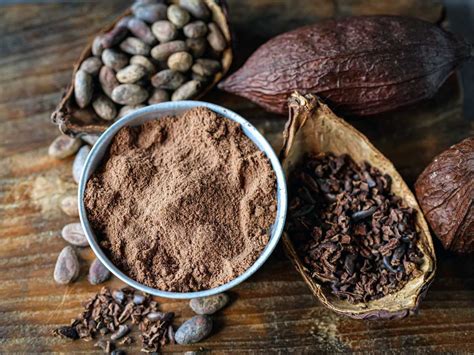 Foto de avellanas tostadas y cacao en polvo, ingredientes principales para Nutella saludable