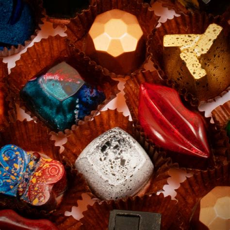 Variedad de postres y bombones artísticos elaborados con praliné