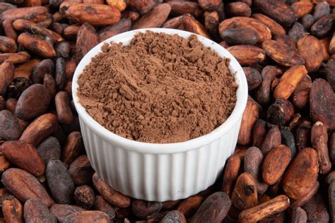 Foto de cacao en polvo y granos de cacao