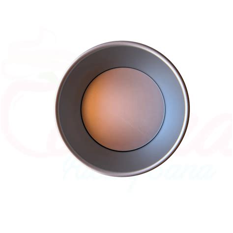 Ilustración de un molde circular clásico de aluminio con un orificio central, representativo del queque tradicional.