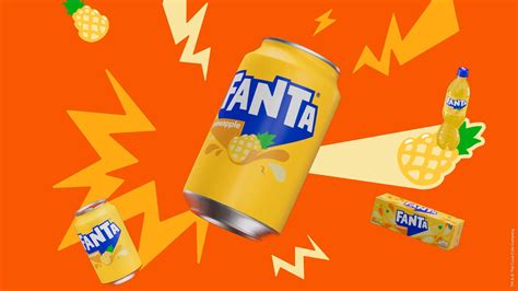Fotografía publicitaria de una botella de Fanta Piña con rodajas de piña fresca alrededor sobre un fondo veraniego