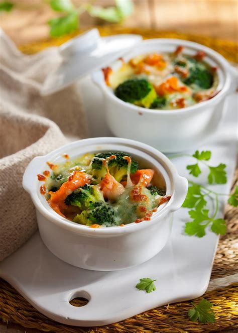 Cazuelitas individuales con brócoli y chorizo antes de hornear