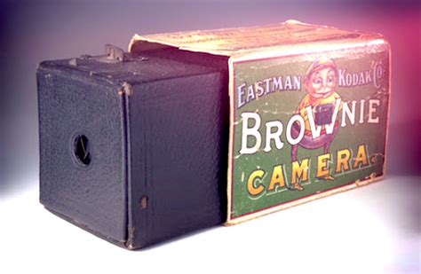 Fotografía de una cámara Brownie de 1919 con su caja original.