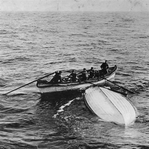 Fotografía de los supervivientes del Titanic en el SS Carpathia, tomada con una cámara Brownie.