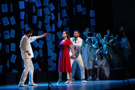 Nicole Senerman en una escena de teatro o ensayando una obra