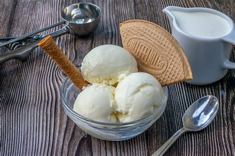 Helado de yogur casero con nata, sirviéndose en copas