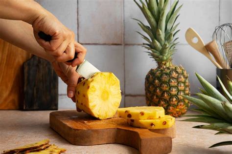 Piña fresca y herramientas para pelar