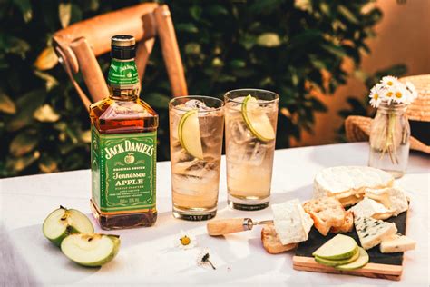 Vaso con Jack Daniel's Apple, limón y agua mineral