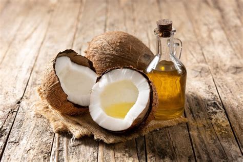 Esquema que ilustra la composición del Monoï: base de aceite de coco y flor de tiaré enriquecida con aceites esenciales botánicos.
