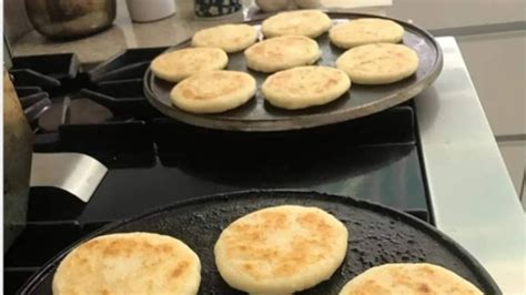 Ilustración de utensilios tradicionales para hacer arepas como un budare y un batan