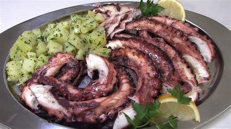 Pulpo a la parrilla servido en una mesa rústica