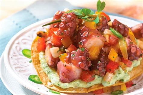 Plato de tostadas de pulpo a la parrilla con aguacate y salsa
