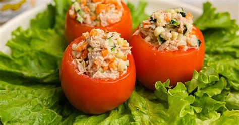 plato de tomates rellenos coloridos con pescado y verduras
