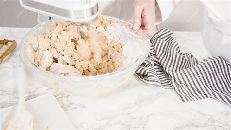 Infografía paso a paso: triturado de galletas, mezcla de ingredientes y montaje en molde desmontable