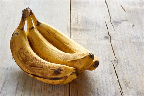 Plátanos maduros en un frutero listos para ser usados en repostería